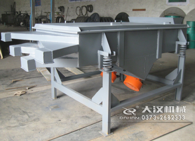  525型直線振動篩采用碳鋼材質(zhì)，有四個(gè)出料口可同時(shí)篩出5種不同的物料等級。