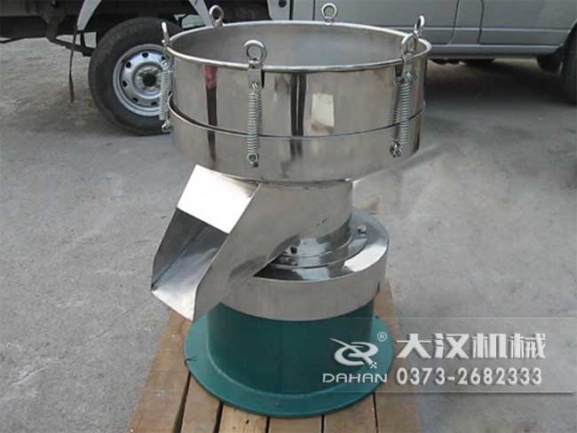 涂料振動(dòng)篩由：框體，振動(dòng)斗，出料口，振動(dòng)電機(jī)底座等部件組成