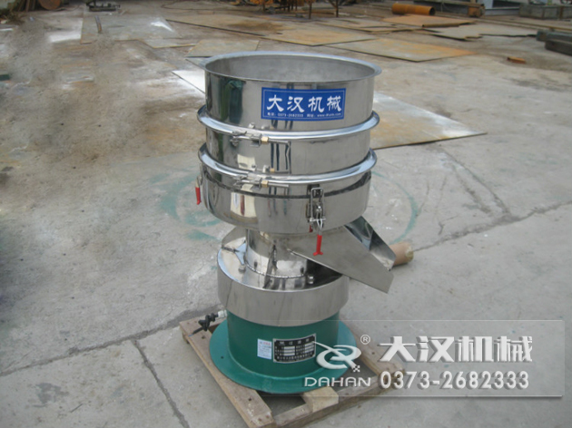 涂料過濾振動(dòng)篩：利用振動(dòng)電機(jī)的振動(dòng)力帶動(dòng)物料在篩網(wǎng)上進(jìn)行篩分，從而利用篩網(wǎng)孔徑的大小不同，完成涂料的分級(jí)，除雜等篩分目的。