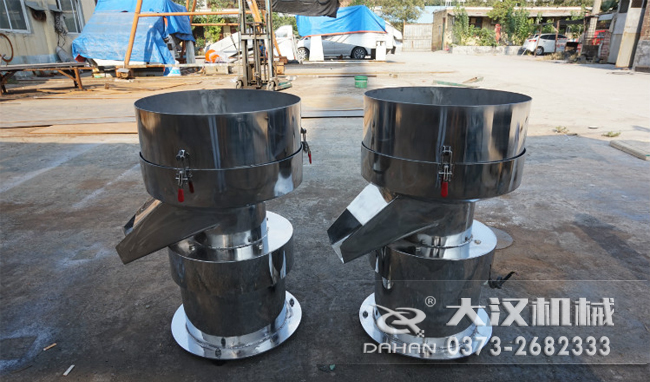 不銹鋼涂料振動(dòng)篩是一種比較受用戶歡迎的產(chǎn)品之一，主要優(yōu)勢(shì)耐酸堿，不生銹，使用壽命長(zhǎng)。