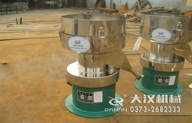 涂料振動(dòng)篩底部為碳鋼材質(zhì)，上半部分與無聊接觸的為不銹鋼材質(zhì)，這種產(chǎn)品能夠在成本上有所節(jié)約。