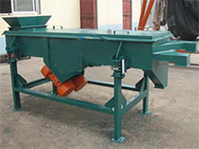 碳鋼加裝料斗的雙層直線(xiàn)振動(dòng)篩。