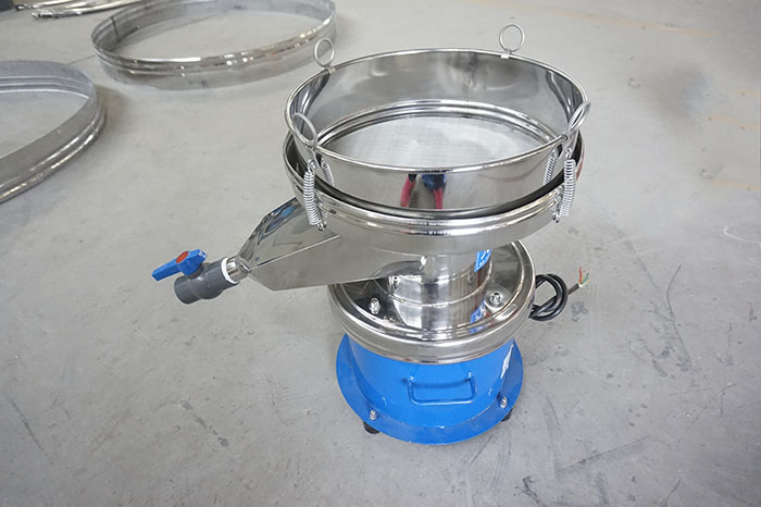 450過(guò)濾篩出料口處加裝閥門裝置，便于控制物料的出料量。