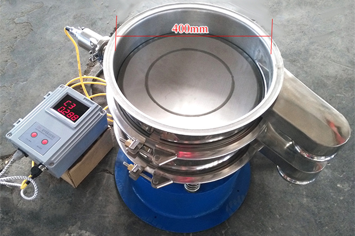 小型振動(dòng)篩采用彈跳球?yàn)榍寰W(wǎng)裝置，清網(wǎng)效果好。