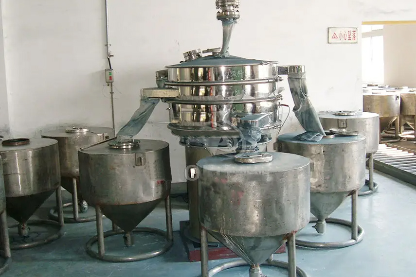 振蕩篩主要特點(diǎn)：換網(wǎng)容易，全封閉模式粉末不飛揚(yáng)，可連續(xù)作業(yè)