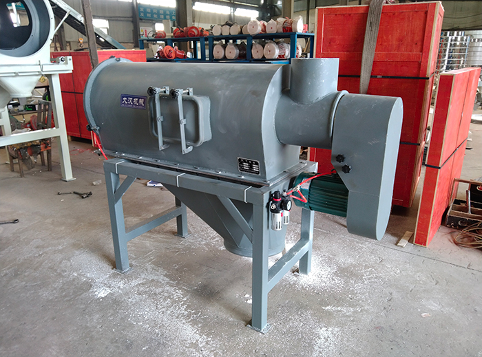 氣流篩采用碳鋼材質(zhì)的外殼，臥式的篩網(wǎng)利用風(fēng)力與物料的離心力對物料進(jìn)行篩分。產(chǎn)量高，效果好。