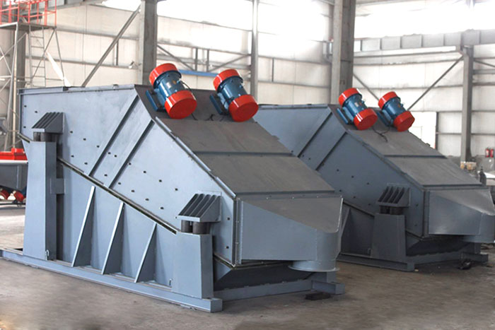 ZSG礦用振動篩采用雙電機振動，電機位置安裝在頂部，便于更好的傳遞振動力。