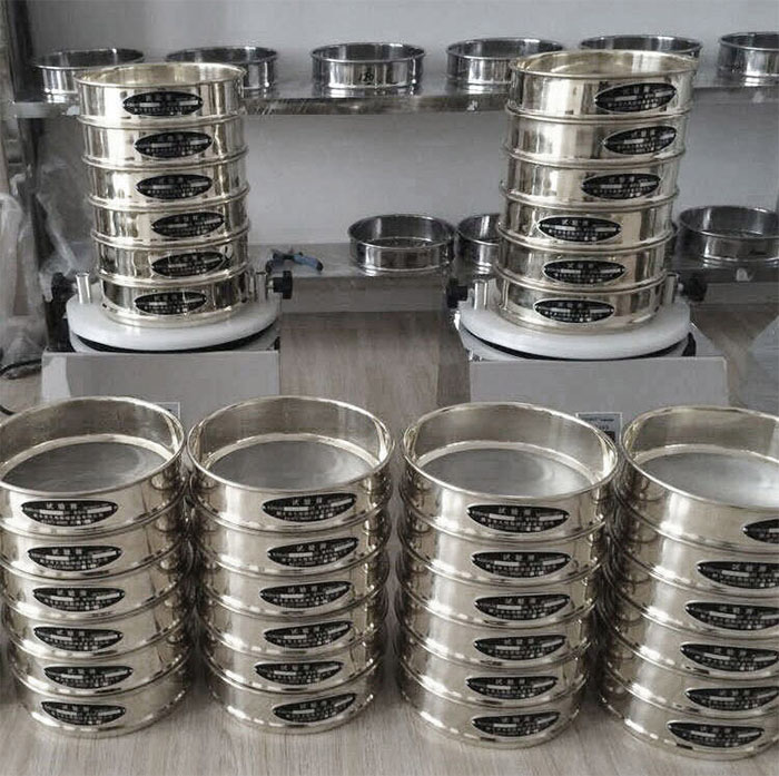 試驗(yàn)篩采用SUS403不生銹材質(zhì)，篩框壁厚0.6mm經(jīng)久耐用不變形，可耐400°高溫，可用于無機(jī)，有機(jī)溶液。