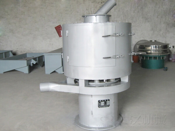 氣流篩與其它普通振動篩不同的是其采用的是立式篩網(wǎng)，篩分主要動力來自風(fēng)機的吹動帶動物料撲向篩網(wǎng)，從而完成篩分目的。